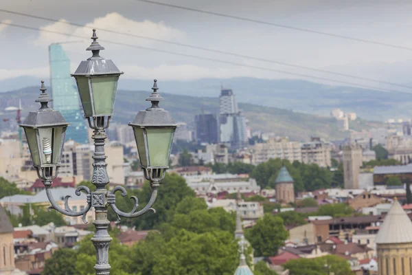 TBILISI, GEORGIA - 07 MAY 2016: фуникулер и вид с воздуха на Tbi — стоковое фото