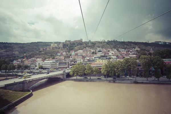 TBILISI, GEORGIA - MAY 07, 2016: Bridge over the river of Tbilis — Stock Fotó