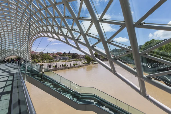 TBILISI, GEORGIA - MAIO 07: A Ponte da Paz é uma ponte em forma de arco p — Fotografia de Stock