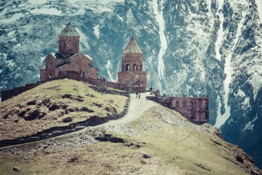Georgia, Stepantsminda-Sameba. Antik Gergeti Trinity Kilisesi