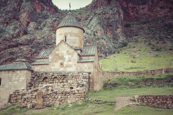 Eski manastır Noravank Amaghu Vadisi, Ar dağlarında — Stok fotoğraf