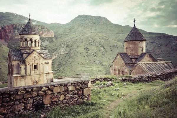 Древний монастырь Нораванк в горах в долине Амагу, Ар — стоковое фото