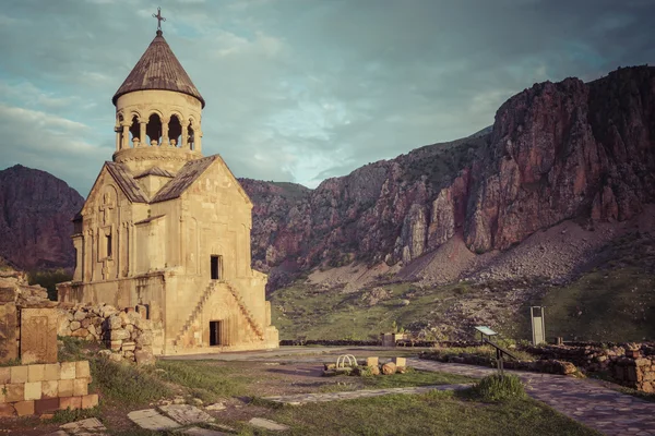 Древний монастырь Нораванк в горах в долине Амагу, Ар — стоковое фото