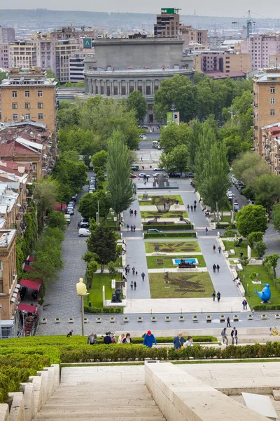 YEREVAN, ARMENIA - 02 DE MAYO DE 2016: Vista desde Cascade que es gian — Foto de Stock