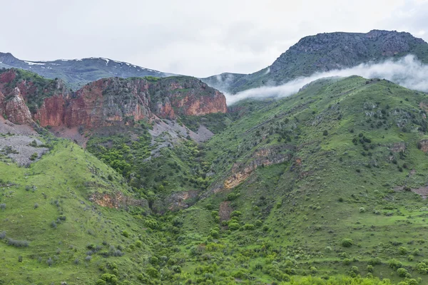 Paysage de montagne en Géorgie Kaukaz avec un beau ciel — Photo