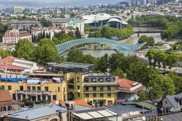 Tiflis, Georgien - Mai 07: die Brücke des Friedens ist ein bogenförmiges p — Stockfoto