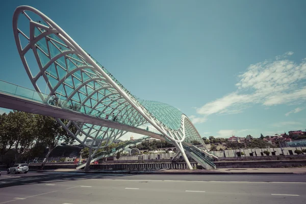 TBILISI, GEORGIA - MAIO 07: A Ponte da Paz é uma ponte em forma de arco p — Fotografia de Stock