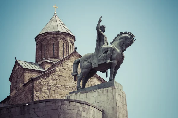 TBILISI, GEORGIA - MAY 2016: Gorgasali Monument. Metekhi Cathedr — 图库照片