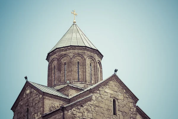 TBILISI, GEORGIA - MAY 2016: Gorgasali Monument. Metekhi Cathedr — Zdjęcie stockowe