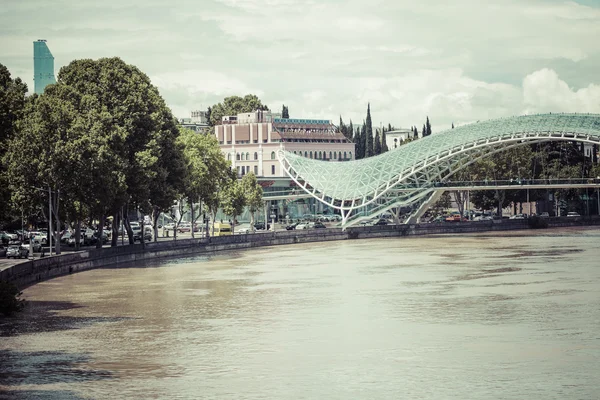 TBILISI, GEORGIA - MAY 07: The Bridge of Peace is a bow-shaped p — Stock Photo, Image