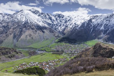 Mountain Ka yakınındaki Stepantsminda Kazbegi küçük şehrin havadan görünümü