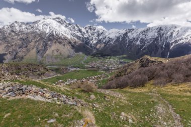 Mountain Ka yakınındaki Stepantsminda Kazbegi küçük şehrin havadan görünümü