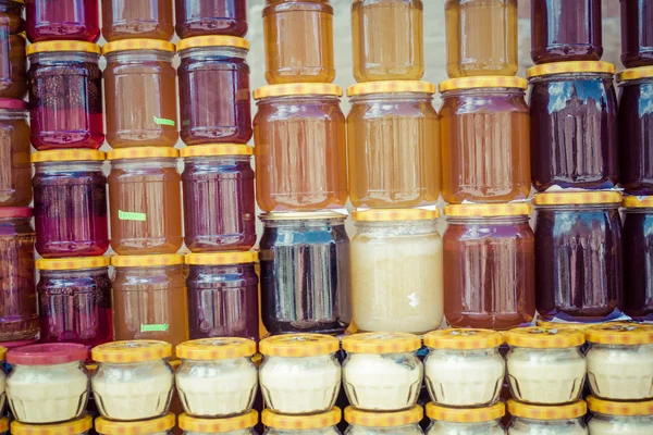 Home-made pine tree cones jam, specialty of Borjomi, Georgia. Bo — 图库照片