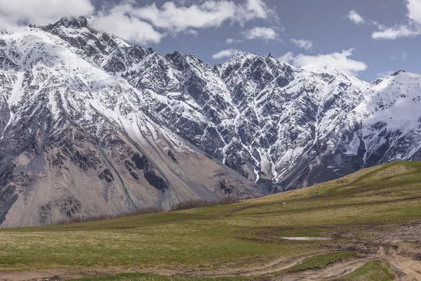 Paisaje de montaña en Georgia Kaukaz con hermoso cielo — Foto de Stock