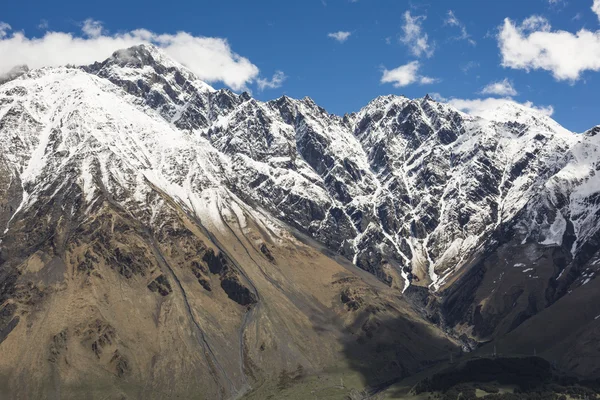 Paysage de montagne en Géorgie Kaukaz avec un beau ciel — Photo