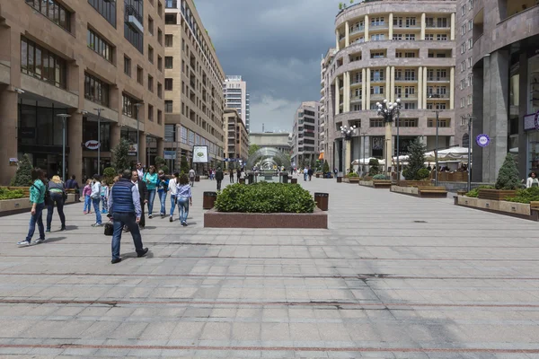 YEREVAN, ARMENIA-MAIO 02: Avenida Norte em Erevan em 02 de maio de 2016 . — Fotografia de Stock