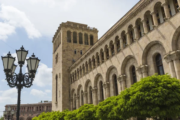 YEREVAN, ARMENIA - 2 de maio de 2016: A Casa do Governo. Mantém o — Fotografia de Stock