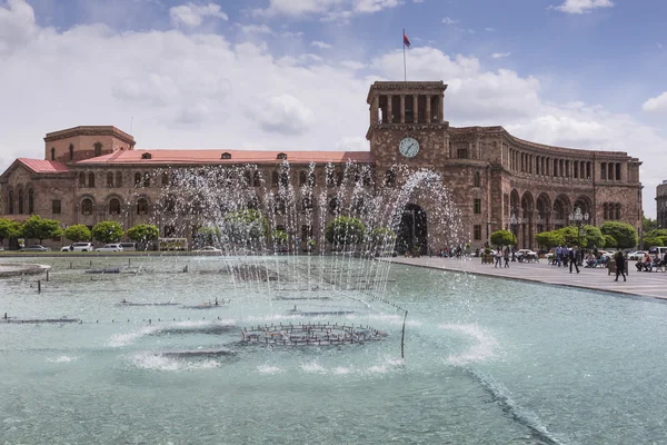 YEREVAN, ARMENIA - 2 DE MAYO DE 2016: La Casa de Gobierno. Sostiene la — Foto de Stock