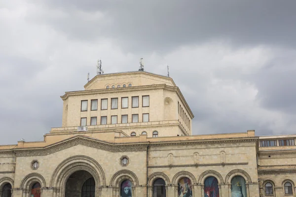 YEREVAN, ARMENIA - MAY 02, 2016: The History Museum and the Nati — Stock Photo, Image