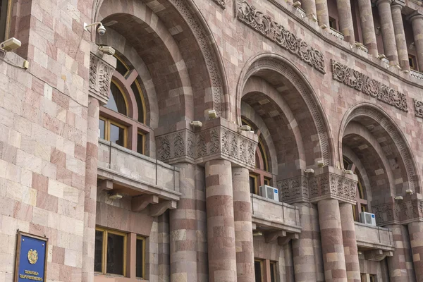 YEREVAN, ARMENIA - 2 DE MAYO DE 2016: La Casa de Gobierno. Sostiene la — Foto de Stock