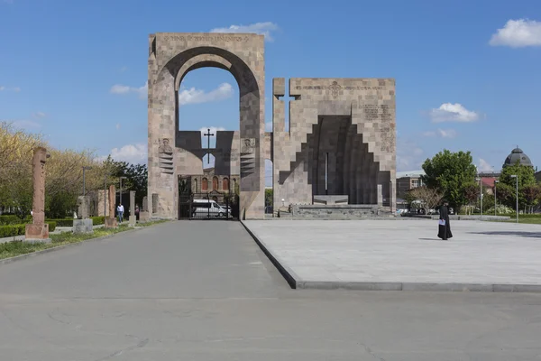 Echmiadzin, Ermenistan - 02 Mayıs 2016: Etchmiadzin Manastırı gö — Stok fotoğraf
