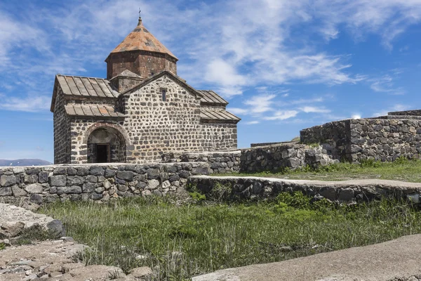 Das armenische Kloster Sevanavank aus dem 9. Jahrhundert am See Sevan. — Stockfoto