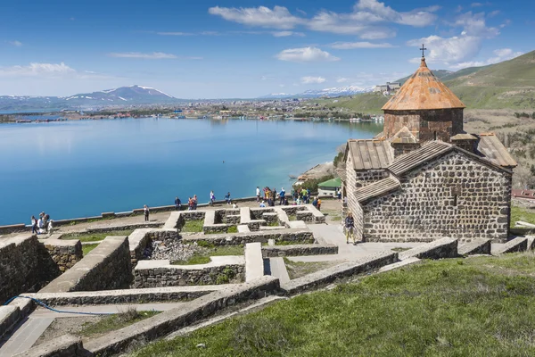 세비야 호수에 있는 9 세기 아르메니아의 세바나 부크 수도원. — 스톡 사진