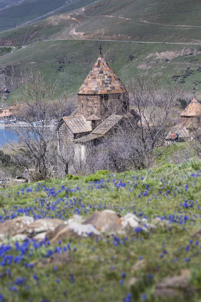 Biara Armenia abad ke-9 di Sevanavank, Danau Sevan. — Stok Foto