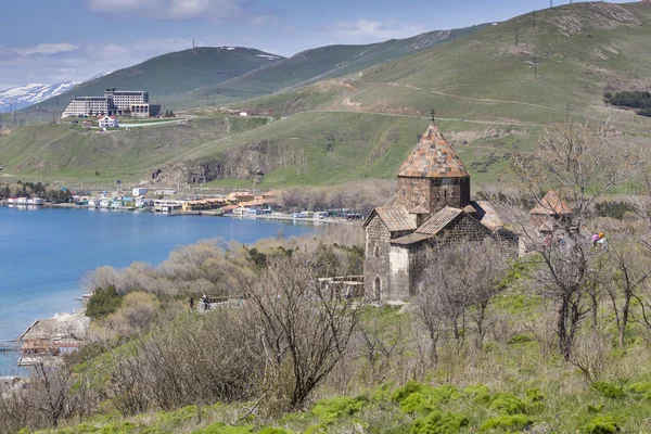 IX-wieczny ormiański klasztor Sevanavank nad jeziorem Sevan. — Zdjęcie stockowe