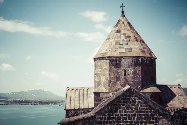 A 9. századi Sevanavank örmény kolostor a Sevan tónál. — Stock Fotó