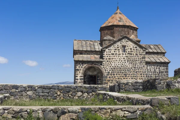 Det nionde århundradet armeniska klostret Sevanavank vid sjön Sevan. — Stockfoto