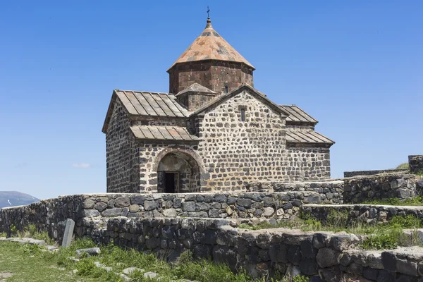 Det nionde århundradet armeniska klostret Sevanavank vid sjön Sevan. — Stockfoto