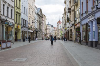 Torun, Polonya - 18 Mayıs: Kalabalık Yaya Caddesi üzerinde bir bahar