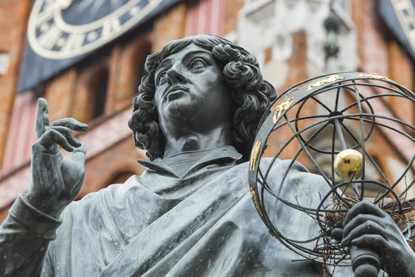 Monumento del gran astrónomo Nicolás Copérnico, Torun, Polonia — Foto de Stock