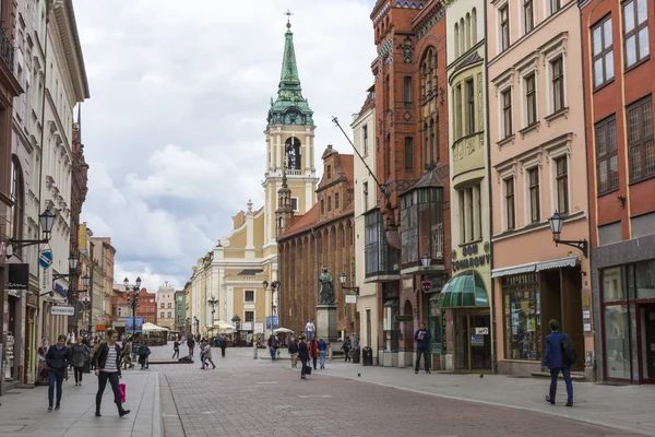 Torun, Polonia - 18 de mayo: Calle peatonal abarrotada en un muelle en —  Fotos de Stock