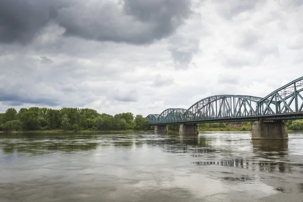 Torun, Polsko - 18 května 2016: Polsko - Torun slavný příhradový most — Stock fotografie