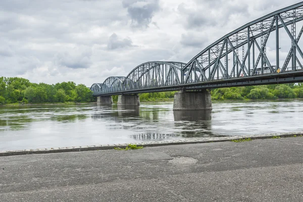 TORUN, POLONIA - 18 MAGGIO 2016: Polonia - Torun famoso ponte a capriate — Foto Stock