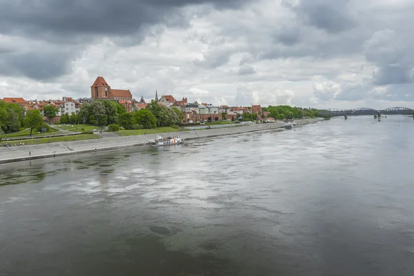 TORUN, POLONIA - 18 DE MAYO DE 2016: Torun en Polonia, Ciudad Vieja skyline , — Foto de Stock