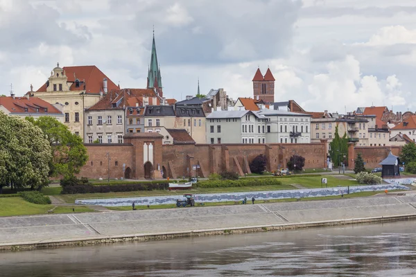 TORUN, POLONIA - 18 DE MAYO DE 2016: Torun en Polonia, Ciudad Vieja skyline , — Foto de Stock