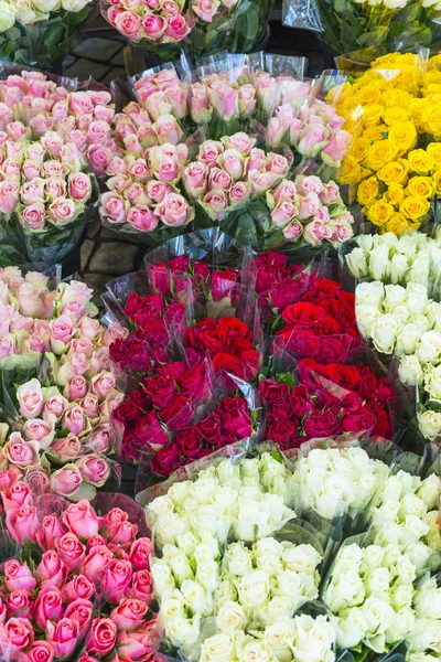 Rosor som erbjuds på den natt blomstermarknaden — Stockfoto