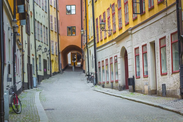 Beco rústico colorido com estrada Cobblestone com um surrealista — Fotografia de Stock