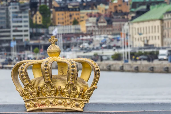 Skeppsholmsbron (Skeppsholm Bridge) med dess berömda gyllene krona — Stockfoto