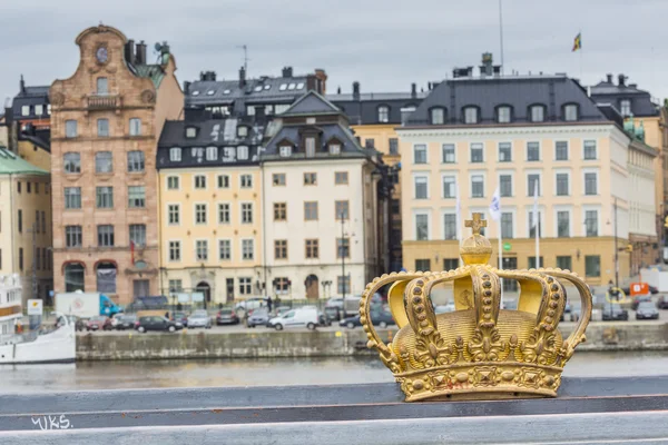 Skeppsholmsbron (Skeppsholmbrücke) mit seiner berühmten goldenen Krone — Stockfoto