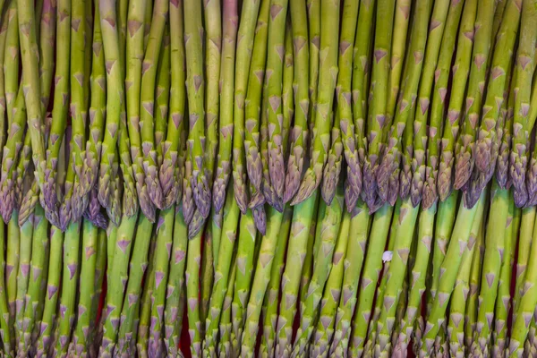 Asparagi verdi nel mercato alimentare locale di Stoccolma, Svezia . — Foto Stock