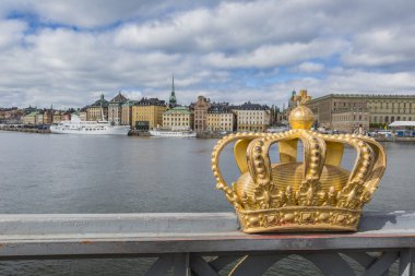 Skeppsholmsbron (Skeppsholm Köprüsü) ile onun ünlü altın taç