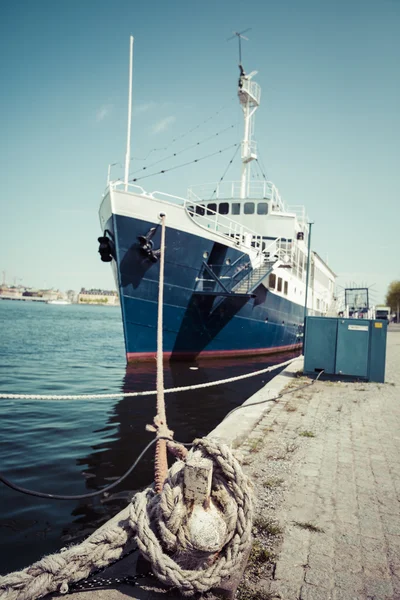 Alte städtische Gebäude und alte Boote auf dem Wasser unter blauem Himmel in stoc — Stockfoto