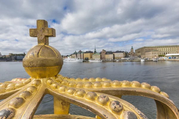 Skeppsholmsbron (Skeppsholmbrücke) mit seiner berühmten goldenen Krone — Stockfoto