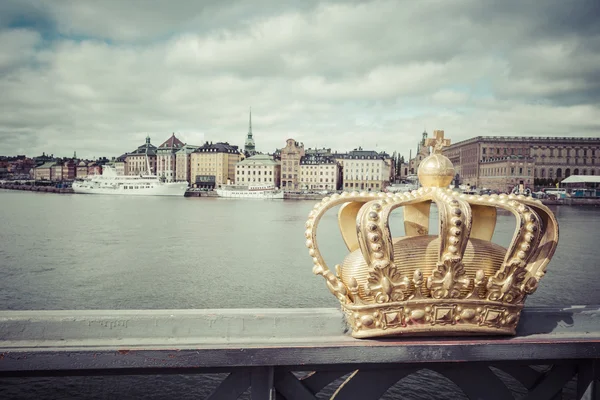 Skeppsholmsbron (Ponte Skeppsholm) com sua famosa coroa dourada — Fotografia de Stock