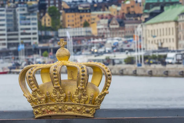 Skeppsholmsbron (Skeppsholm Bridge) med dess berömda gyllene krona — Stockfoto