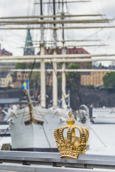Skeppsholmsbron (Ponte Skeppsholm) com sua famosa coroa dourada — Fotografia de Stock